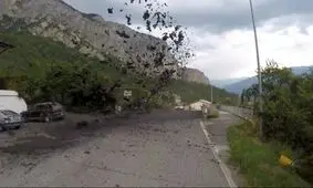 فوران گل و لجن پس از رانش زمین+فیلم