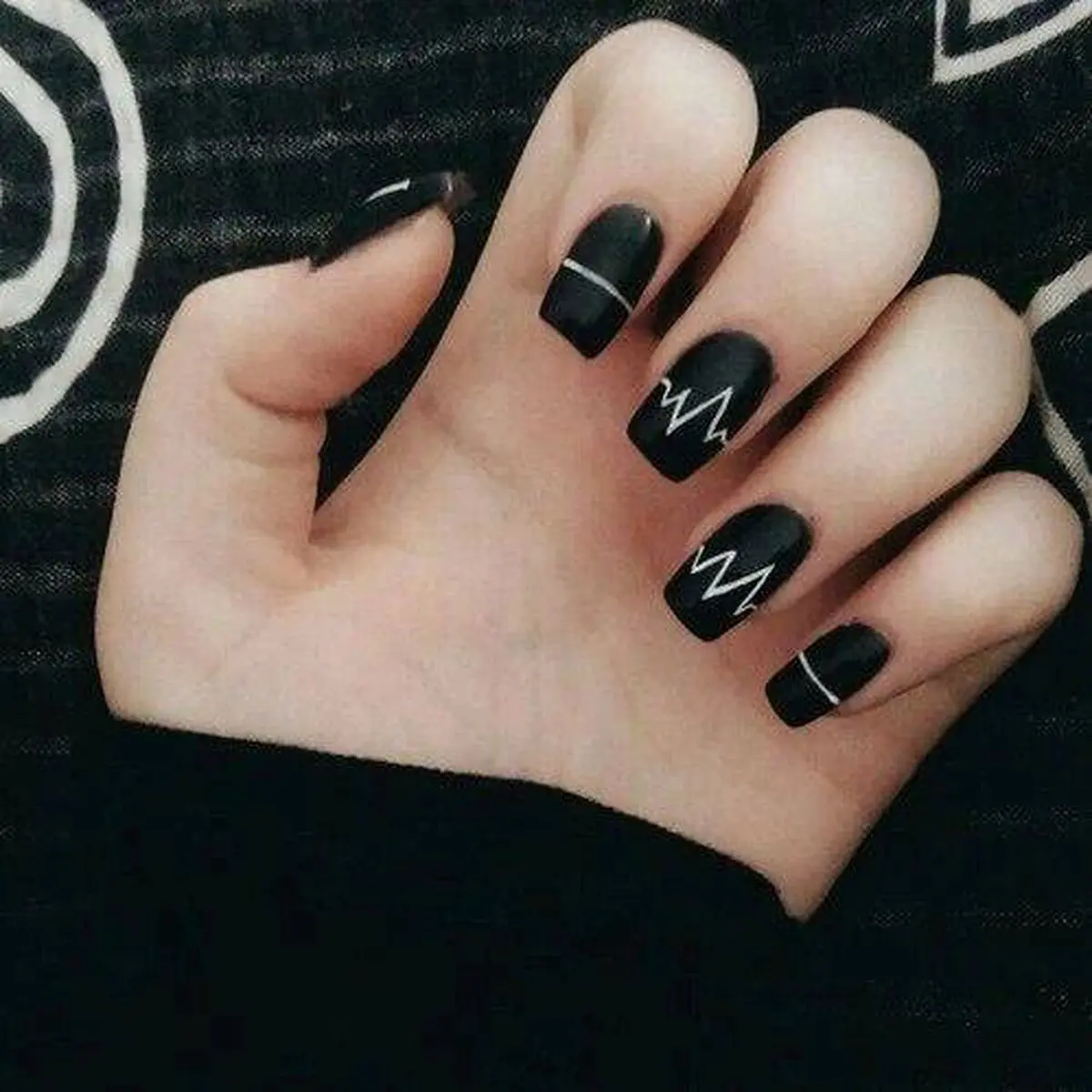 طراحی ناخن دو رنگ با لاک سفید و مشکی + تصاویر