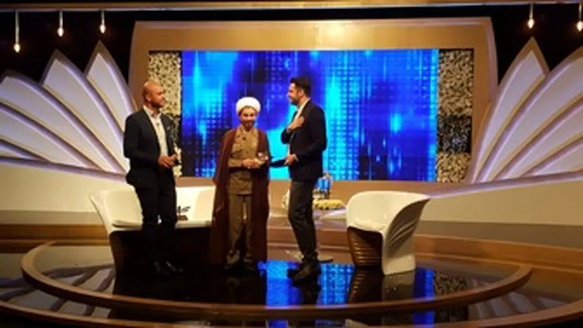 مهمان متفاوت علی ضیا/حضور طلبه جوان با لباس رزم روی آنتن