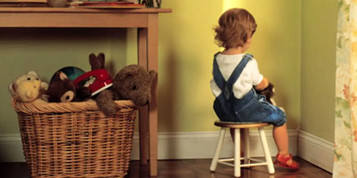 چرا بعضی از کودکان گوشه گیر هستند؟