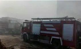 اطفای حریق در انبار کارخانه قارچ شهرکرد ادامه دارد