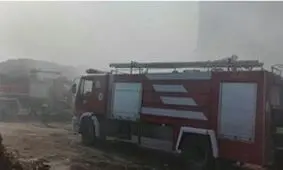 اطفای حریق در انبار کارخانه قارچ شهرکرد ادامه دارد
