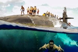 عکس دیدنی از شنای ملوانان در کنار زیردریایی!