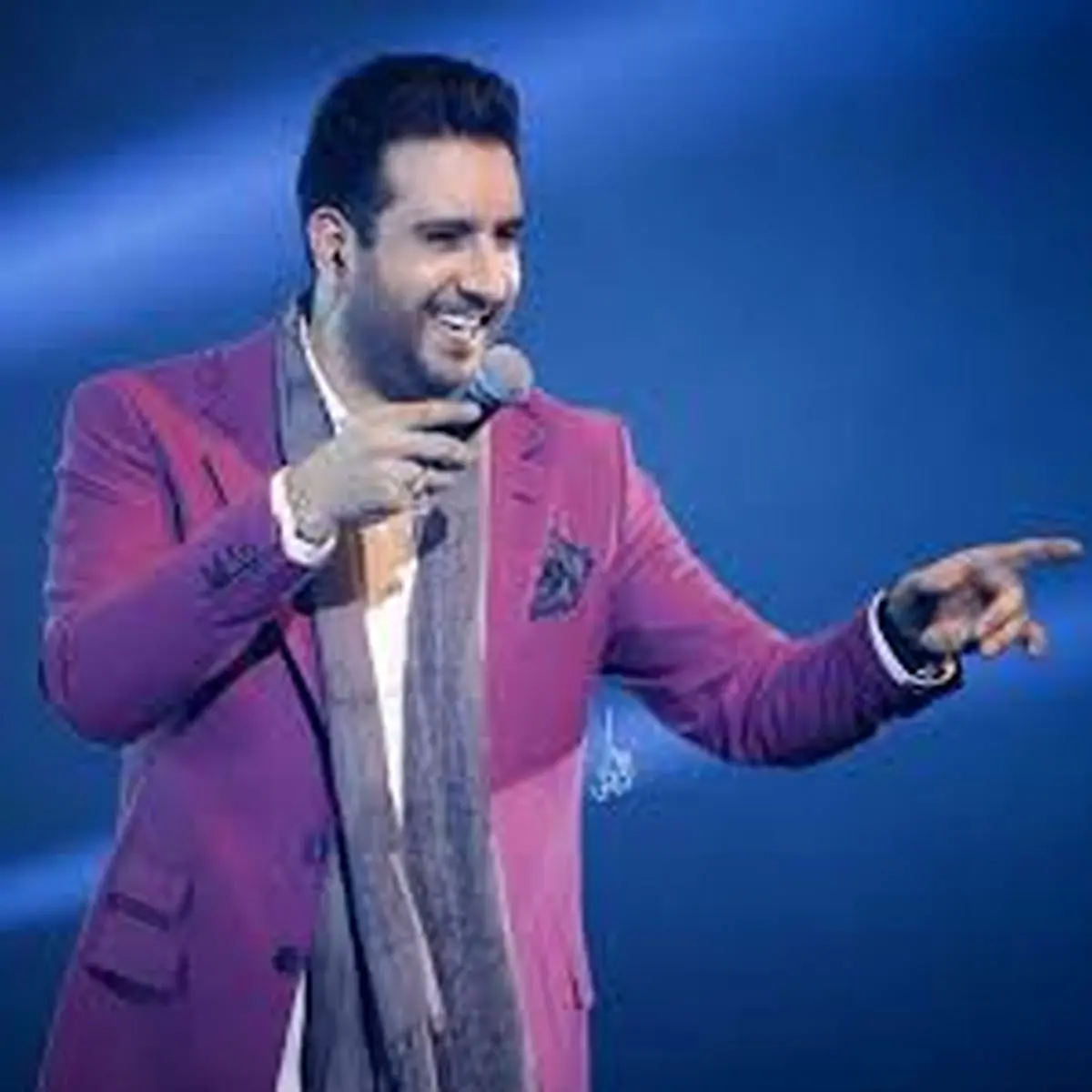 ترانه خواندن امید حاجیلی و همراهی دختر خردسال در هواپیما