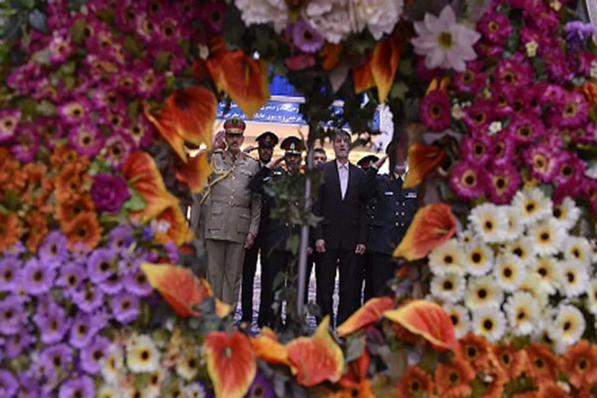 ادای احترام فرماندهان مرزبانی عراق و هیئت همراه به امام خمینی(ره)