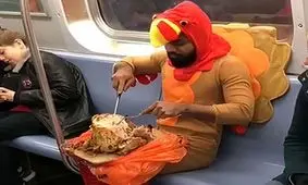 تصاویر خنده دار و عجیب از مردم در مترو