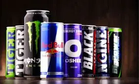 عوارض عجیبی که آبمیوه‌ ها و نوشابه‌ های انرژی‌زا دارند!/ ویدئو

