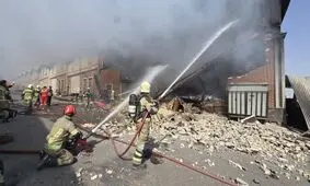  حریق سوله مواد پلاستیکی در جاده خاوران مهار شد/ مصدومیت یک آتش‌نشان