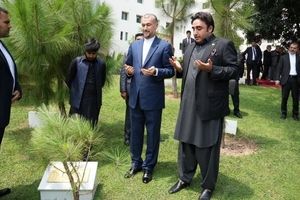 وزیران خارجه ایران و پاکستان درخت دوستی کاشتند