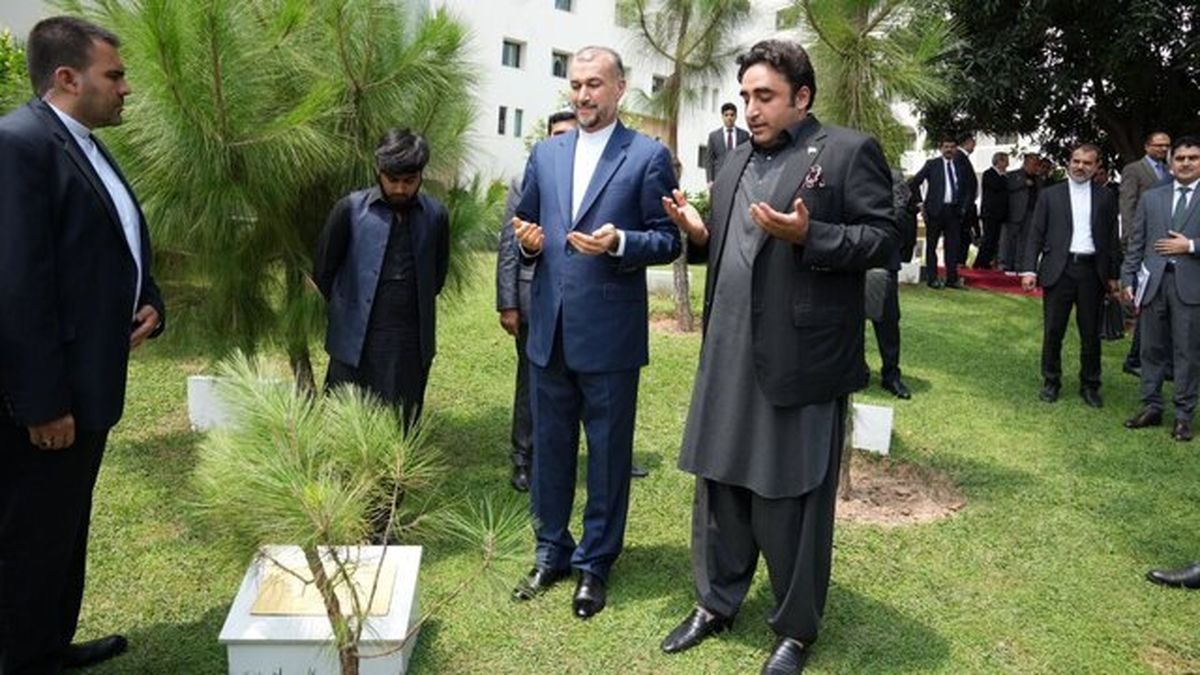 وزیران خارجه ایران و پاکستان درخت دوستی کاشتند