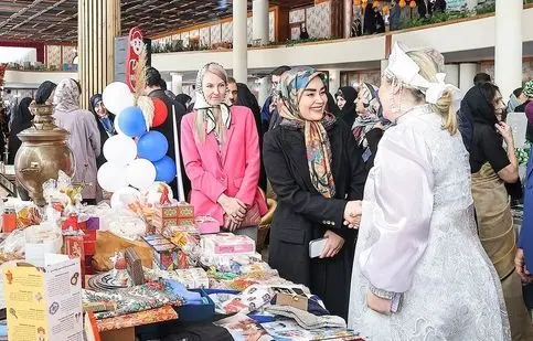 تصاویری از بازارچه دیپلماتیک وزارت امور خارجه با حضور همسر عراقچی