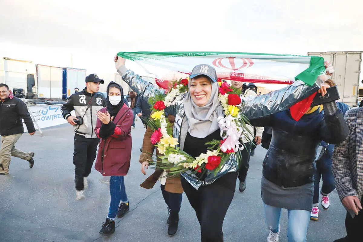 زن قهرمان تبریزی به‌ دنبال ثبت رکوردِ کشیدنِ هواپیما و کشتی/ تریلی ۱۷ تنی را ۴۱ متر را جابجا کردم