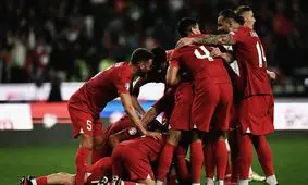 رقص و پایکوبی اعضای تیم ملی ترکیه پس از صعود به یورو ۲۰۲۴/ ویدئو
