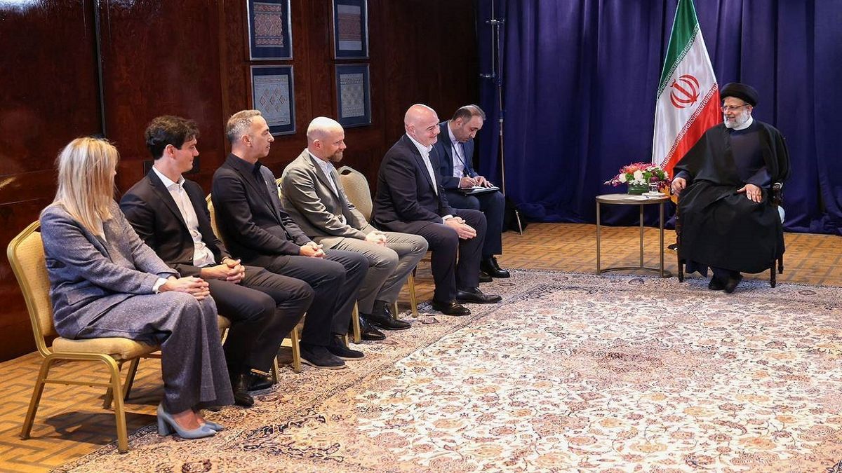 رئیس فیفا با رئیسی دیدار کرد/ پیشنهاد اینفانتینو برای برگزاری مسابقه تیم ستارگان جهان و ستارگان ایران به میزبانی تهران و موافقت رئیس جمهور

