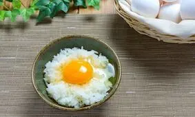حکم خوردن تخم مرغ خام چیست؟