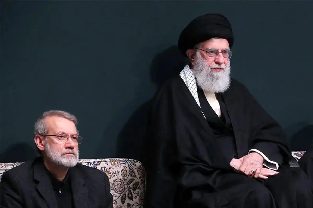 قابی از حضور شهید لاریجانی در کنار رهبر شهید انقلاب/ عکس