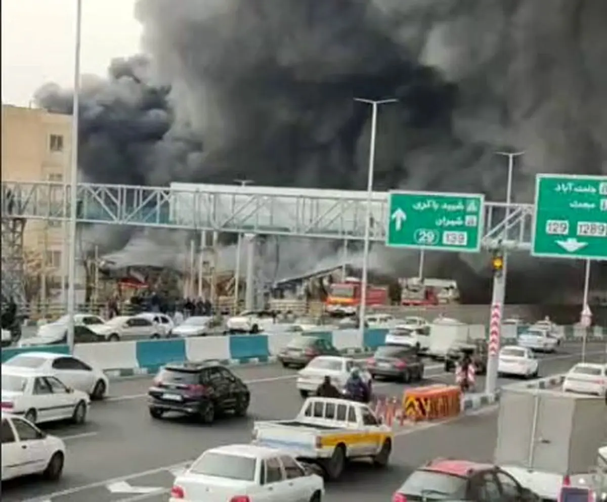 آتش‌سوزی گسترده در بازارچه جنت آباد/ آتش نشانان مشغول عملیات/ ویدئو