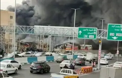 آتش‌سوزی گسترده در بازارچه جنت آباد/ آتش نشانان مشغول عملیات/ ویدئو