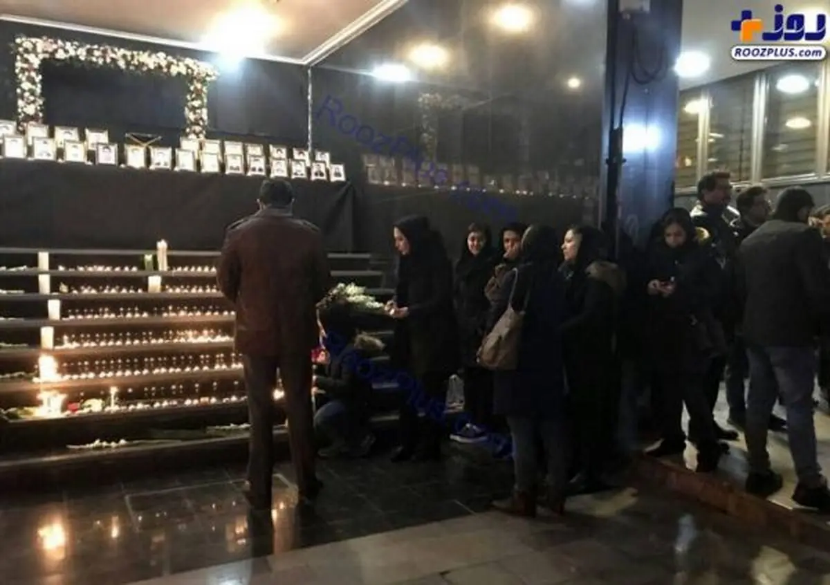 روشن کردن شمع برای جانباختگان حادثه سانچی از سوی خانواده هایشان