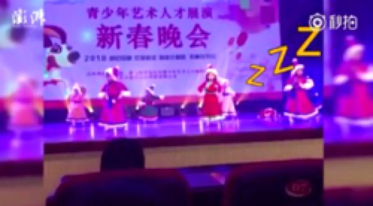 فیلم/ به‌خواب رفتن دختر خردسال روی استیج