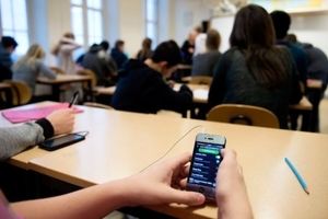 فرانسه در پی ممنوعیت استفاده از تلفن همراه در مدارس