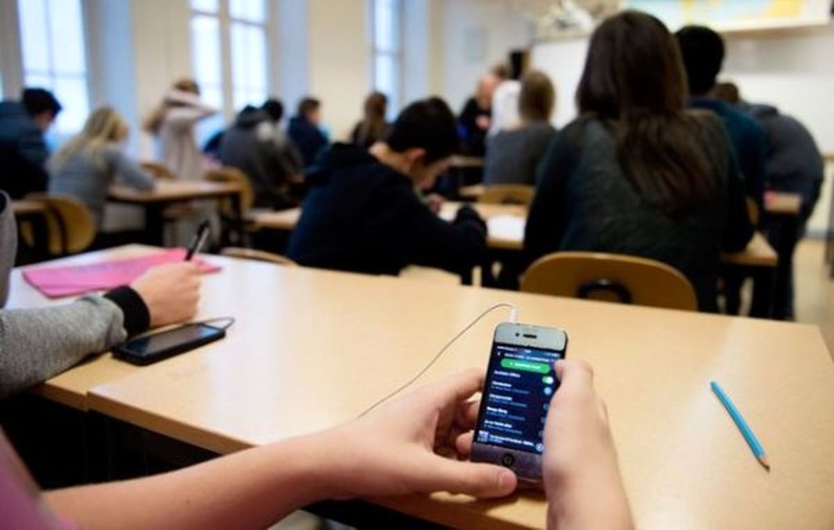 فرانسه در پی ممنوعیت استفاده از تلفن همراه در مدارس