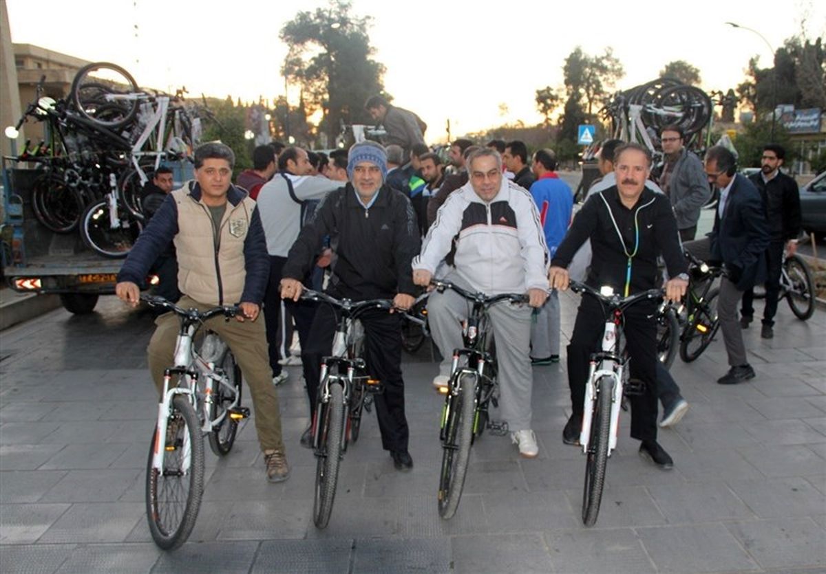 فرماندار و مسئولان شهری شیراز با دوچرخه رکاب‌زنی کردند