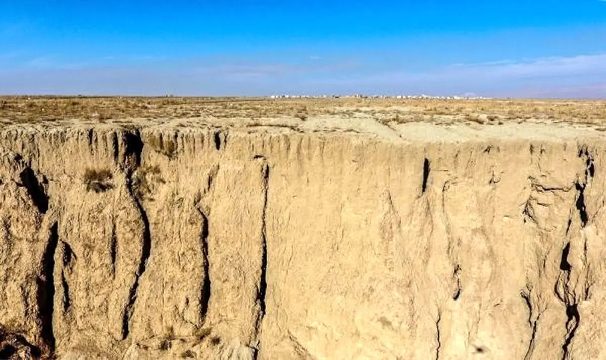 عمق فروچاله‌های همدان به 90 متر می رسد/ برداشت آب از چاه‌های مجاز و غیر مجاز از عوامل ایجاد فروچاله‌ها