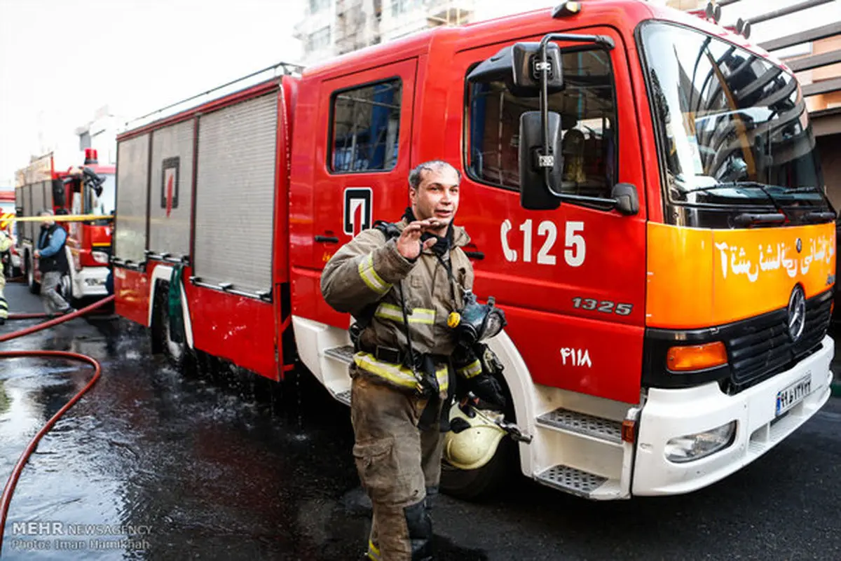 آتش سوزی در پارکینگ ساختمان/نجات ۵۰ نفر از میان دود وآتش