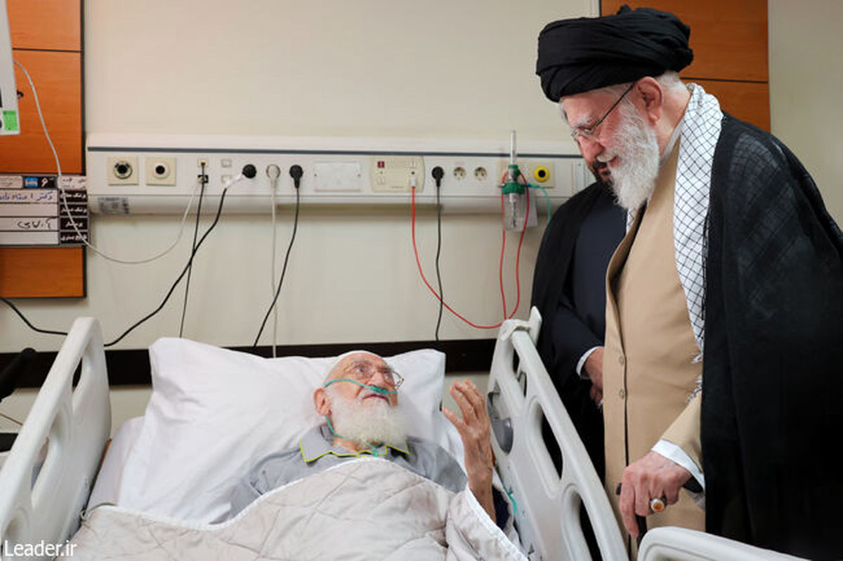  عیادت رهبر انقلاب از آیت‌الله نوری همدانی 