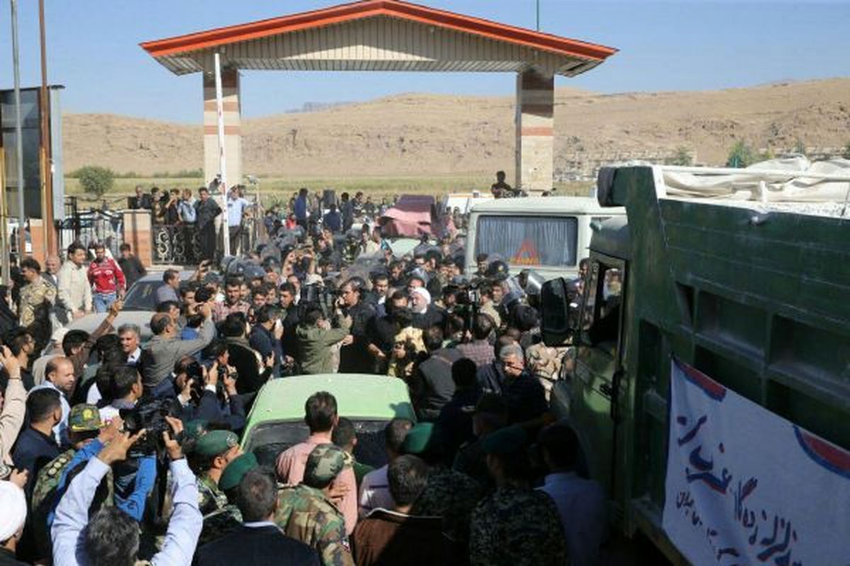 تصویری از حضور روحانی بین مردم کرمانشاه در سفر به مناطق زلزلهزده