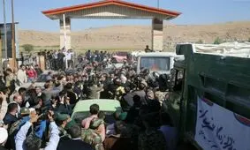 تصویری از حضور روحانی بین مردم کرمانشاه در سفر به مناطق زلزله‌زده