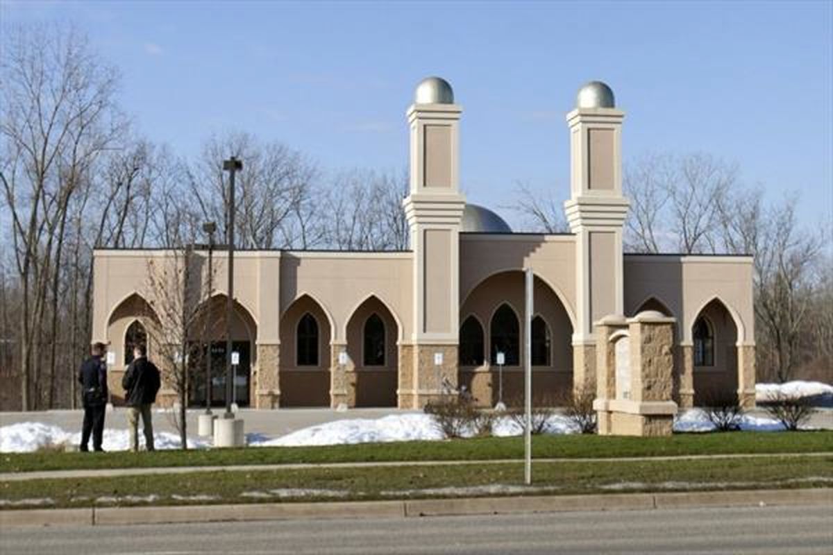 زن مسلحی که از نمازگزاران یک مسجد اخاذی کرد