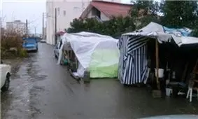 چادرنشینی یک خانواده تنکابنی در فصل سرما، در دل شهر