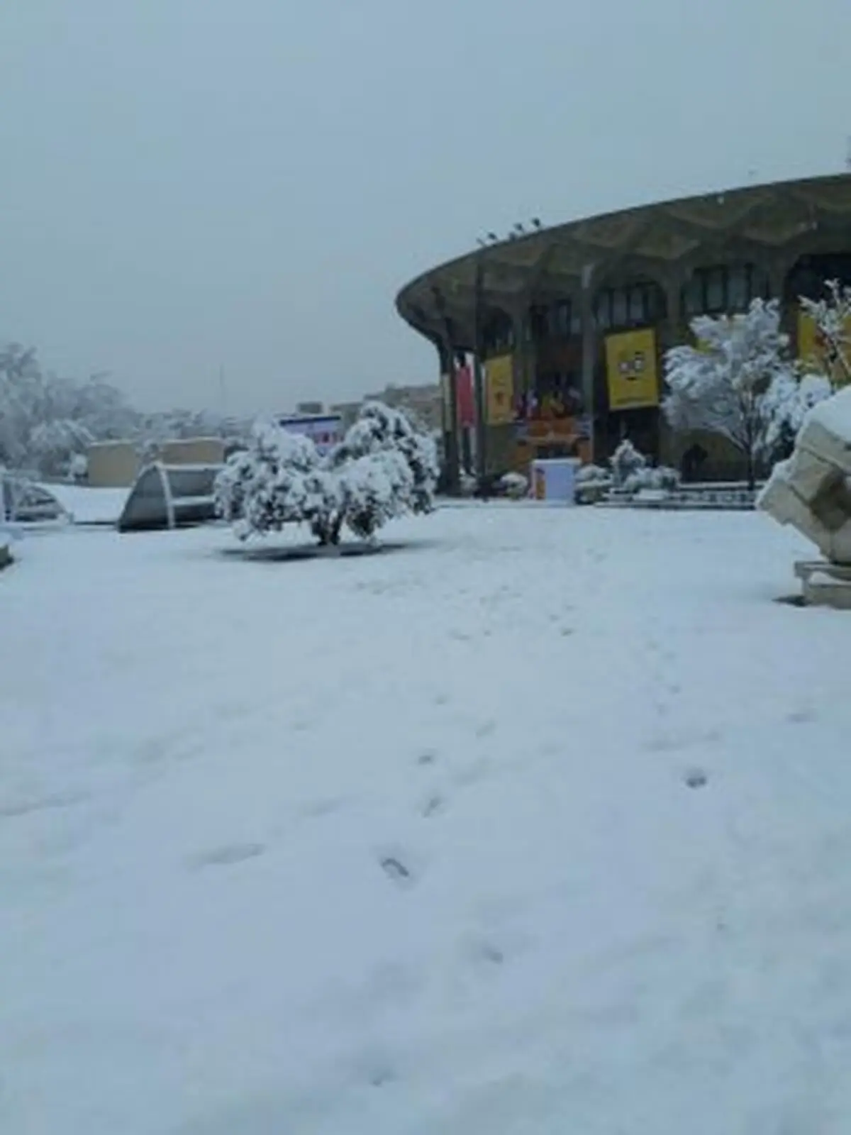 نمایی از تیاتر شهر پس از بارش برف
