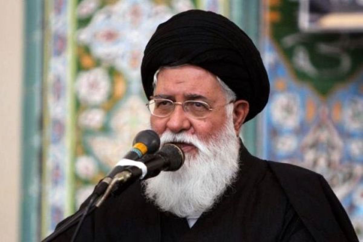 آیت الله علم الهدی خواستار برداشتن نرده های حائل بین مردم و مسئولین در مشهد شد