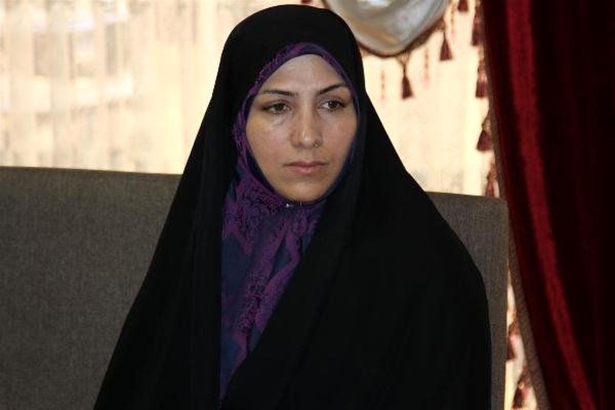 نمایندهای که به دیدار یکی از قربانیان اسیدپاشی رفت+عكس