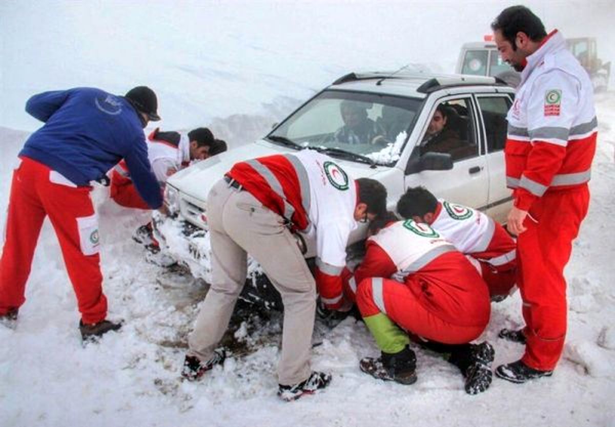 توزیع اقلام حیاتی میان در راهماندگان جادههای برفی/ آمادگی پایگاههای هلال احمر برای اسکان موقت