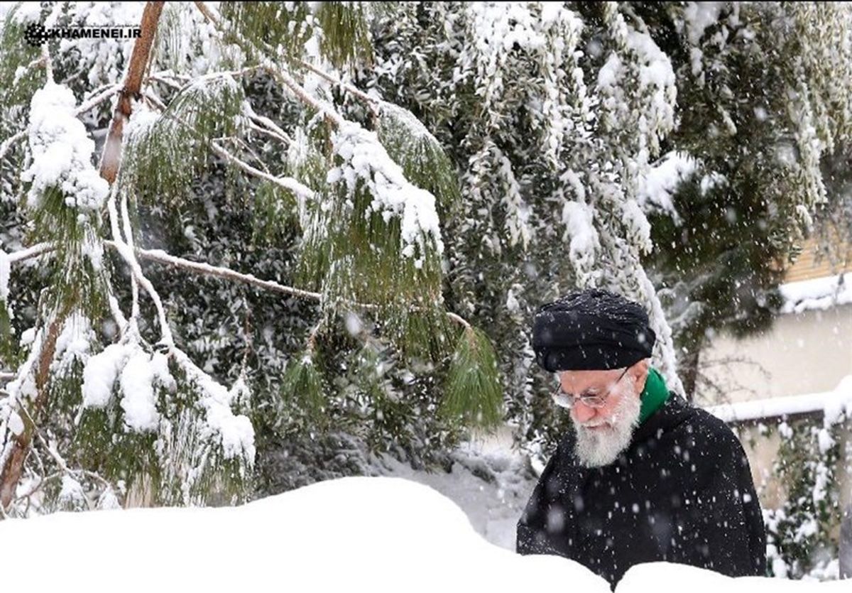 تصویری از مقام معظم رهبری در برف امروز تهران