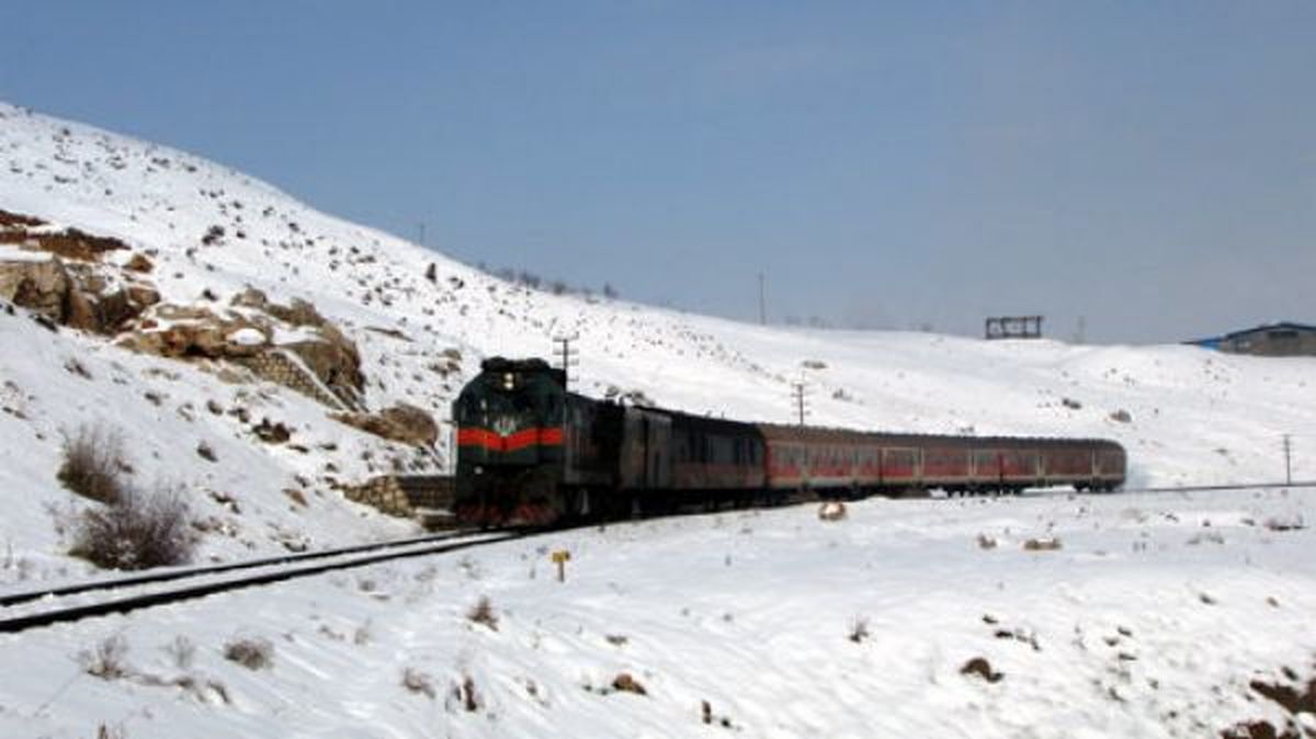 مسافران قطار مشهد پس از 22 ساعت به تهران نرسیدند
