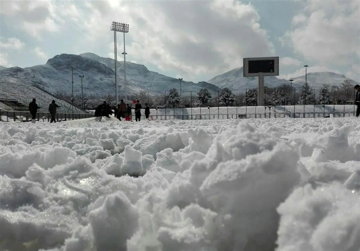 ۲۴ کارتن‌خواب گرفتار در برف در ساوجبلاغ اسکان یافتند‌