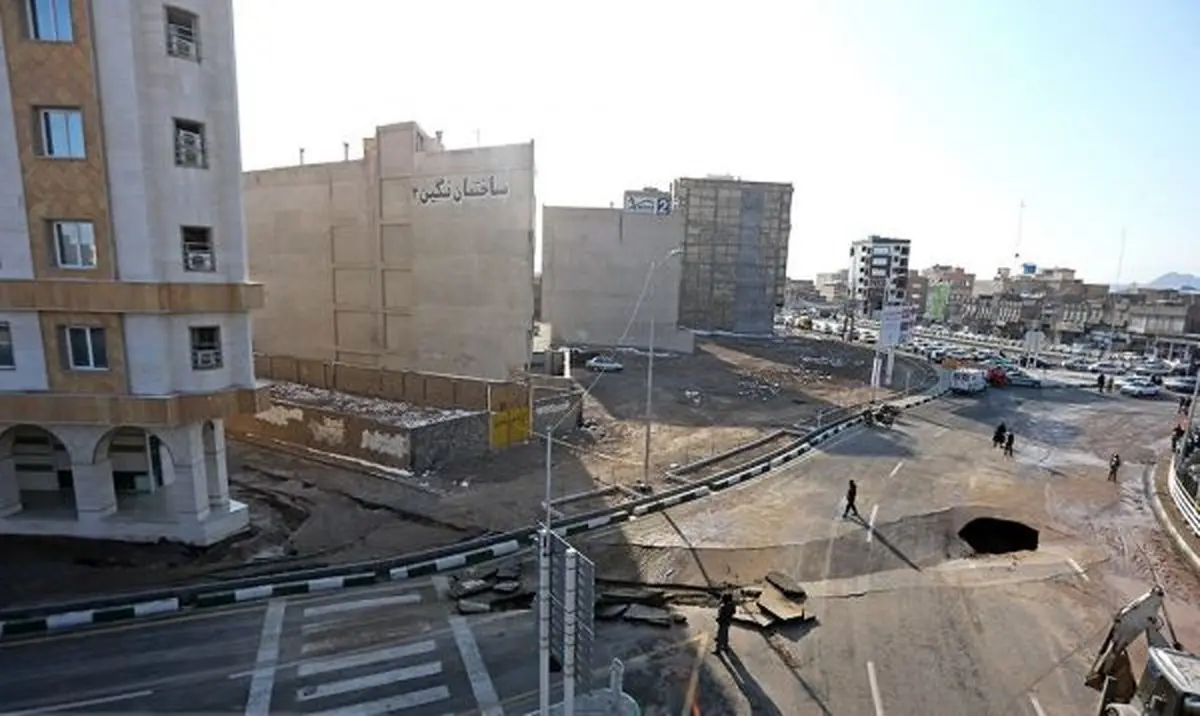 فرونشست خیابان ۱۵ خرداد در قم/ خانه‌های اطراف تخلیه شدند+عکس