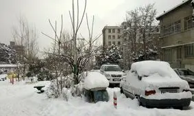 برف روی کاج‌ها، ماشین‌ها، جاده‌ها، خانه‌ها و خِرتناق ما