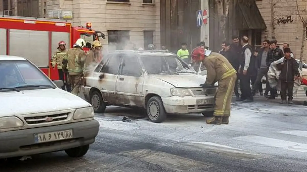 آتش گرفتن خودروی پراید در خیابان گل‌نبی + عکس