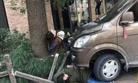 آتش گرفتن و برخورد ون با عابران پیاده در شانگهای چین