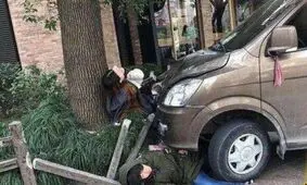 آتش گرفتن و برخورد ون با عابران پیاده در شانگهای چین