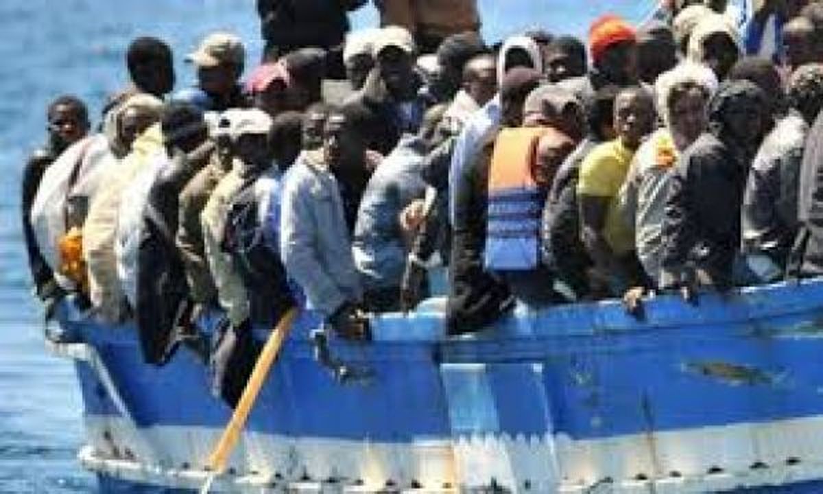 غرق شدن قايق آوارگان در سواحل ليبي/ 90 نفر ناپدید شدند