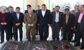وزیر بهداشت به مقام شامخ شهدای گمنام در کاشان ادای احترام کرد