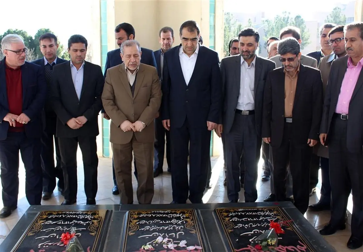 وزیر بهداشت به مقام شامخ شهدای گمنام در کاشان ادای احترام کرد