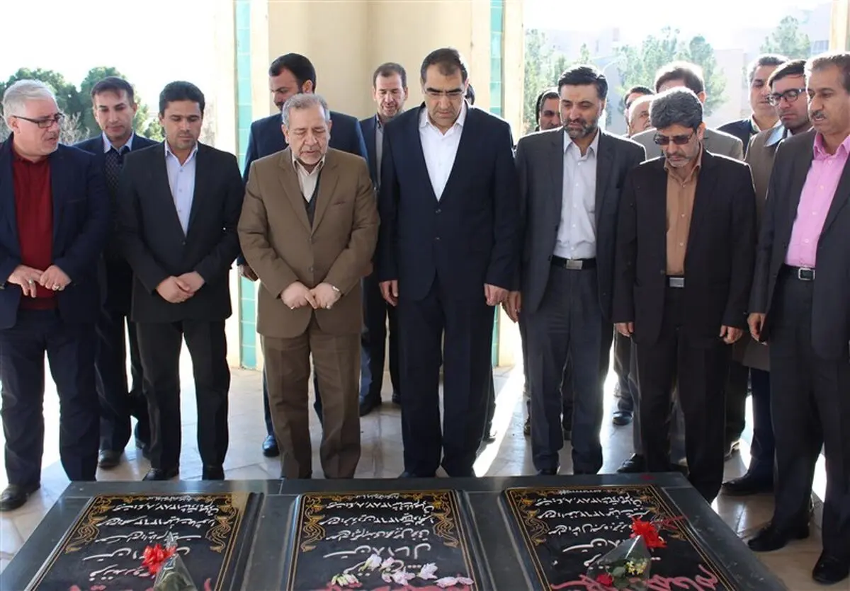 وزیر بهداشت به مقام شامخ شهدای گمنام در کاشان ادای احترام کرد